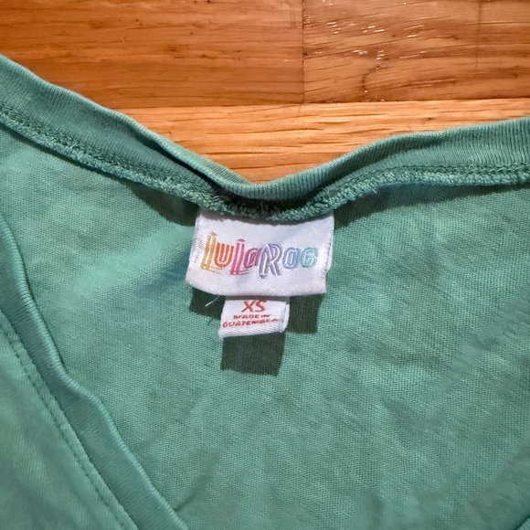 LuLaRoe Mint Green V-Neck Top one size leggings like new - Picture 2 of 4